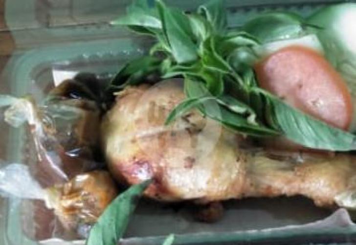 Rizki's Crispy Delight: Ayam Goreng yang Menggugah Selera di Tugu Barat